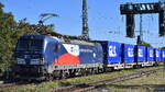 ČD Cargo a.s., Praha [CZ] mit ihrer Vectron  383 001-5  [NVR-Nummer: 91 54 7383 001-5 CZ-CDC] und einem Ganzzug GLS - General Logistics Systems Container am 23.09.25 Höhe Bahnhof Magdeburg-Neustadt.