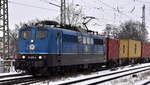 EGP - Eisenbahngesellschaft Potsdam mbH, Potsdam [D] mit ihrer '151 085-8' (NVR: '91 80 6151 085-8 D-EGP') und einem Containerzug am 29.01.26 Höhe Bahnhof Magdeburg Neustadt.