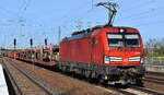 DB Cargo AG, Mainz [D] mit ihrer  193 385  [NVR-Nummer: 91 80 6193 385-2 D-DB]und einem gemischten Güterzug am 16.04.25 Höhe Bahnhof Schönefeld b. Berlin.