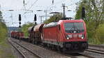 DB Cargo AG, Mainz [D] mit ihrer   187 154  [NVR-Nummer: 91 80 6187 154-0 D-DB] und einem gemischten Güterzug am 23.04.25 Höhe Bahnhof Saarmund.