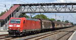 DB Cargo AG, Mainz mit ihrer  185 189-8  [NVR-Nummer: 91 80 6185 189-8 D-DB] und einem gemischten Güterzug Richtung Rbf. Seddin am 14.07.25 Höhe Bahnhof Saarmund.
