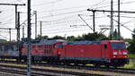DB Cargo AG, Mainz [D] mit ihrer  185 214-4  [NVR-Nummer: 91 80 6185 214-4 D-DB] und der Ludmilla  232 589-2  (NVR:  92 80 1232 589-2 D-DB ) + gemischtem Güterzug am Haken am 09.08.25 Höhe Bahnhof Magdeburg Hbf.