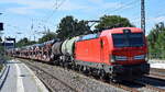 DB Cargo AG, Mainz [D] mit ihrer Vectron  193 562  [NVR-Nummer: 91 80 6193 562-6 D-DB] und einem gemischten Güterzug am 12.08.25 Höhe Bahnhof Saarmund.