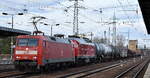 DB Cargo AG, Mainz [D] mit ihren '152 031-1' [NVR-Nummer: 91 80 6152 031-1 D-DB] und '233 112-2' (NVR: '92 80 1233 112-2 D-DB') + gemischtem Güterzug am Haken am 11.03.26 Höhe Bahnhof Schönefeld bei Berlin.