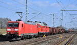 DB Cargo AG, Mainz [D] mit ihren  185 177-3  [NVR-Nummer: 91 80 6185 177-3 D-DB] und  232 255-0  [NVR-Nummer: 92 80 1232 255-0 D-DB] + gemischtem Güterzug am Haken am 19.03.26 Höhe Bahnhof Rodleben.