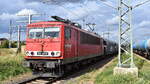 Leipziger Dampf KulTour GbR, Leipzig mit ihrer  155 013-6  (NVR:  91 80 6155 013-6 D-LDK ) und einem Getreidezug am 17.09.25 Durchfahrt Bahnhof Lutherstadt Wittenberg.