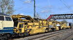 MGW Plasser & Theurer Hochleistungs-Bettungsreinigungsmaschine Typ RM 95-700 am Haken von PRESS  218 333-3  am 10.04.25 Höhe Bahnhof Saarmund.