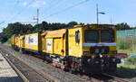 DB InfragGO Schienenschleifzug Typ RGH 20C Rail Grinder vom Hersteller HTT (Harsco Track Technologies) mit der Nr.  99 80 9127 004-6 D-DBMP  am Haken von  203 308-2  am 07.08.25 Durchfahrt S-Bahnhof Dedensen/​Gümmer.