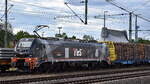 NeS - Netzwerkbahn Sachsen GmbH, Dresden [D] mit der geleasten ELP Eurodual Lok  2159 261-7 , Name:  Emma  [NVR-Numer: 90 80 2159 261-7 D-ELP] und einem Stammholz-Transportzug am 10.07.25 Höhe Bahnhof Magdeburg Hbf.