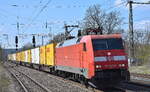 DB Cargo AG, Mainz [D) mit ihrer  152 140-0  [NVR-Nummer: 91 80 6152 140-0 D-DB] mit dem KLV-Zug (DHL Wechselbrücken) Richtung Terminal Großbeeren am 10.04.25 Höhe Bahnhof Saarmund. 