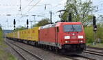 DB Cargo AG, Mainz [D] mit ihrer  185 374-6  [NVR-Nummer: 91 80 6185 374-6 D-DB] und dem DHL KLV-Zug Richtung Containerterminal Großbeeren am 23.04.25 Höhe Bahnhof Saarmund.