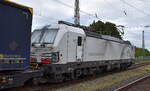 TX Logistik AG, Bad Honnef [D] mit ihrer Vectron  7193 302  [NVR-Nummer: 91 80 7193 302-5 D-TXL] und einem KLV-Zug Richtung Rostock Seehafen am 18.09.25 Höhe Bahnhof Magdeburg-Neustadt.
