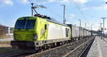ITL - Eisenbahngesellschaft mbH, Dresden [D] mit der geleasten Alpha Trains Vectron Dual Lok '248 054-9' [NVR-Nummer: 90 80 2248 054-9 D-ITL] mit einem KLV-Zug (für den VW Konzern) am 23.03.26 Durchfahrt Bahnhof Elsterwerda.