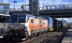 LOKORAIL, a.s., Bratislava [SK] mit der geleasten RSL - Rolling Stock Lease s.r.o Vectron '383 218-5'[NVR-Nummer: 91 56 6383 218-5 SK-RAILL] und KLV-Zug Richtung Rostock-Seehafen am 26.03.26 Durchfahrt Bahnhof Berlin-Hohenschönhausen.