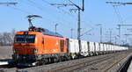 ArcelorMittal Eisenhüttenstadt Transport GmbH, Eisenhüttenstadt [D] mit ihrer Vectron Dual Lok  248 043  [NVR-Nummer: 90 80 2248 043-2 D-EKO] und einem innofreigt-Systemzug für Kalktransporte am 20.03.25 Höhe Bahnhof Rodleben.
