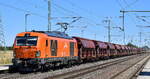 AMEH Trans - ArcelorMittal Eisenhüttenstadt Transport GmbH, Eisenhüttenstadt [D] mit ihrer Vectron Dual Lok  248 043  [NVR-Nummer: 90 80 2248 043-2 D-EKO] und einem Ganzzug polnischer Schüttgutwagen mit Schwenkdach am 01.07.25 Höhe Bahnhof Rodleben.