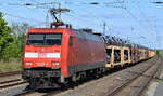 DB Cargo AG, Mainz [D] mit ihrer 152 011-3  [NVR-Nummer: 91 80 6152 011-3 D-DB] und einem PKW-Transportzug (fabrikneue SKODA Modelle) hält zum Personalwechsel Höhe Bahnhof Saarmund am 29.04.25