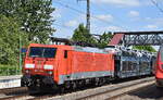 DB Cargo AG, Mainz [D] mit ihrer  189 015-1  [NVR-Nummer: 91 80 6189 015-1 D-DB] und einem PKW-Transportzug (fabrikneue SKODA Modelle) hielt kurz zum Personalwechsel am 12.05.25 Höhe Bahnhof Saarmund.