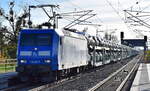 PRESS - Eisenbahn-Bau- and Betriebsgesellschaft Pressnitztalbahn mbH, Jöhstadt [D] mit ihrer  145 030-7  [NVR-Nummer: 91 80 6145 085-7 D-PRESS] und einem PKW-Transportzug (fabrikneue VW PKW-Modelle) am 05.11.25 Durchfahrt Bahnhof Roßlau (Elbe). 