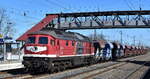Wedler Franz Logistik GmbH & Co. KG, Potsdam mit ihrer  232 182-6  (NVR:  92 80 1232 182-6 D-WFL ) und einem Schotterzug (leer) am 03.04.25 Höhe Bahnhof Saarmund.
