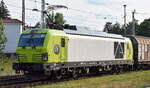 e.g.o.o. Eisenbahngesellschaft Ostfriesland-Oldenburg mbH, Aurich [D] mit der geleasten ATLU Vectron Dual Lok  248 036  [NVR-Nummer: 90 80 2248 036-6 D-ATLU] und einem Ganzzug Schiebewandwagen am 03.06.25 Höhe Bahnhof Stendal Hbf.