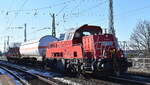 DB Cargo AG, Mainz [D] mit ihrer  261 081-4  (NVR:  92 80 1261 081-4 D-DB ) und zwei Güterwagen bei einer Übergabefahrt am 18.02.25 Höhe Bahnhof Magdeburg-Neustadt.