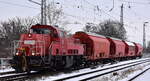 DB Cargo AG, Mainz [D] mit ihrer '261 048-3' (NVR: '92 80 1261 048-3 D-DB') u. einigen Kali-Transportwagen (Übergabeverkehr) am 29.01.26 Höhe Bahnhof Magdeburg Neustadt.