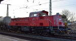 DB Cargo AG, Mainz [D] mit ihrer Voith Gravita 10 BB  261 087-1  (NVR:  92 80 1261 087-1 D-DB ) und einigen Güterwagen im Übergabeverkehr am 26.02.26 Höhe Bahnhof Magdeburg-Neustadt.