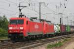 152 053 fuhr am 13.5.09 zusammen mit der Schlepplok 145 047 und einem Gz durch Mllheim richtung Basel. (Bild von der Strae gemacht)