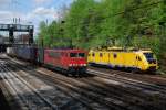 155 194 mit TEC 40133 und 711 112 am 29.04.2008 in Offenburg.