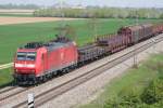185 122 fhrt mit ihrem Gz richtung Basel. (22.4.09, Hgelheim von der Autobrcke)
