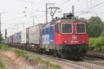 Re 421 395 kommt am 13.5.09 mit einer RoLa durch Mllheim und hat ihr Ziel Freiburg Gbf bald erreicht. (Bild von der Strae gemacht)