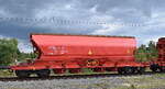 Gedeckter Schüttgutwagen mit 4 Radsätzen der DB Cargo in einem Ganzzug. Der Güterwagen der Bauart Tanoos ist für den Transport von nässeempfindlichen Schüttgütern, insbesondere von Düngemitteln, Salzen und anderen Erzeugnissen des Kali-Bergbaues vorgesehen, im Bild der Wagen mit der Nr. 31 RIV 80 D-DB 0691 581-9 Tanoos 896.0 am 17.09.25 Höhe Bahnhof Lutherstadt Wittenberg.