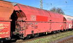 Gedeckter Schüttgutwagen mit schlagartiger Schwerkraftentladung, hydraulischem Klappenverschlusssystem und vier Radsätzen der DB Cargo mit der Nr. 82 80 D-DB 0665 869-2 Talns 970 in einem Ganzzug am 06.11.25 Höhe Bahnhof Magdeburg-Neustadt.