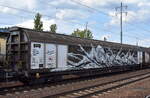 Großräumiger Drehgestell-Schiebewandwagen vom Einsteller Transwaggon GmbH mit der Nr. 37 RIV 80 D-TWA 2770 246-3 Habbins in einem Ganzzug am 27.08.25 Höhe Bahnhof Schönefeld b. Berlin.
