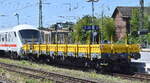 DB InfraGO AG, Frankfurt (Main) mit einem Drehgestell-Flachwagen mit vier Radsätzen  mit Seiten- und Stirnwandklappen, Rungen und Holzfussboden mit der Nr. 31 RIV 80 D-DBMP 3945 106-3 Res 677 im Einsatz als Schutzwagen bei der Überführung zwei IC Steuerwagen bei der Durchfahrt Bahnhof Stendal Hbf. am 20.06.25