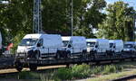 Flachwageneinheiten mit mit abgesenktem Fußboden und Radvorlegern vom Einsteller TRANSWAGGON mit der Nr. 27 TEN 80 D-TWA 4354 159-0 Laadrs (GE) beladen mit fabrikneuen FIAT DUCATO Transportern in einem Transportzug am 19.06.25 Höhe Bahnhof Ruhland.
