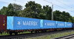 Der vordere Containertragwagen mit zwei Radsätzen der DB Cargo mit der Nr. 21 RIV 80 D-DB 4435 018-7 Lgns 583 beladen mit neueren blauen MAERKS Container in einem Containerzug am 07.08.25 Höhe S-Bahnhof Dedensen/​Gümmer.