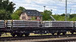 Drehgestell-Oberbaustoffwagen der DB Cargo mit der Nr. 88 RIV 80 D-DB 4733 341-2 Slmmps mit Beton-Bahnschwellen beladen in einem Ganzzug am 10.07.25 Höhe Bahnhof Magdeburg Hbf.