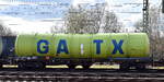 Kesselwagen vom Einsteller GATX Rail Germany GmbH mit der Nr. 33 TEN 80 D-GATXD 7846 816-6 Zacns lt. UN-Nr.: 33/1268 für die Befüllung mit Erdöldestillaten, N.A.G. oder Erdölprodukten, N.A.G. in einem Ganzzug am am 01.04.25 Höhe Bahnhof Magdeburg Hbf.