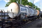 Kesselwagen vom Einsteller VTG mit der Nr. 33 RIV 80 D-VTG 7929 093-3 Zacns für die Befüllung mit Giftiger, organischer, flüssiger Stoff, N.A.G. siehe UN-Nr.: 60/2810 in einem gemischten Güterzug am 07.05.25 Höhe Bahnhof Ruhland.