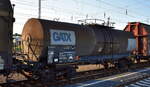 Kesselwagen vom Einsteller GATX Rail Germany GmbH mit der Nr. 33 RIV 80 D-GATXD 7874 541-5 Zaes für die Befüllung mit Natriumhydroxidlösungen (Natronlauge) siehe UN-Nr.: 80/1824 in einem gemischten Güterzug am 19.06.25 Höhe Bahnhof Senftenberg.