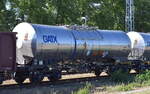 Kesselwagen vom Einsteller GATX Rail Germany GmbH mit der Nr. 33 TEN 80 D-GATXD 7931 660-4 Zacens (GE) für die Befüllung mit Umweltgefährdender Stoff, flüssig, N.A.G. (UN-Nr.: 90/3082) in einem gemischten Güterzug am 30.06.25 Höhe Bahnhof Ruhland.