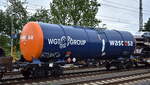 Kesselwagen vom Einsteller WASCOSA AG mit Firmenlogo der polnischen Petrochemical Trading Company - WGT GROUP mit deutscher Registrierung mit der der Nr. 35 TEN 80 D-WASCO 7830 671-1 Zacns (GE) für das Ladegut Pentane, flüssig siehe UN-Nr.: 33/1265 in einem gemischten Güterzug am 09.07.25 Höhe Bahnhof Saarmund.

