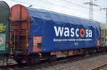Drehgestell-Flachwagen mit vier Radsätzen, verschiebbarem Planenverdeck und Lademulden für Coil-/Spaltbandtransporte vom Einsteller WASCOSA AG mit niederländischer Registrierung mit der Nr. 33 TEN(GE) 84 NL-WASCO 4675 842-1 Shimmns-ttu in einem Ganzzug am 01.10.25 Höhe Bahnhof Rodleben.