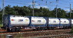 Drehgestell-Gelenkcontainertragwageneinheit vom österreichischen Einsteller Innofreight Solutions GmbH mit der Nr. 35 TEN 81 A-IF 4854 574-4 Sggrrs (GE) mit ausschließlich Tankcontainern der polnischen SILVA Logistc System beladen lt. UN-Nr.: 80/2209 für die Befüllung mit Formaldehydlösung mit mindestens 25 % Formaldehyd in einer Abstellgruppe Höhe Bahnhof Ruhland am 19.06.25