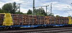 Das Transportsystem Smart GigaWood von Innofreigt in Österreich mit der Drehstell-Transportwageneinheit mit den hohen Rungen beladen mit Stammholz, im Bild der Wagen mit der Nr. 35 TEN 81 A-IF 4657 605-5 Sggmrrs in einem Ganzzug am 10.07.25 Höhe Bahnhof Magdeburg Hbf.
