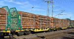 Fa. SCHWAIGER Holzindustrie GmbH & Co. mit angemietetenr innofreight MANUAL SMART GIGAWOOD Drehgestell-Flachwageneinheiten, im Bild der Wagen mit der Nr. 35 TEN 81 A-IF 4657 617-0 Sggmrrs (GE) mit Stammholz beladen in einem Ganzzug am 24.09.25 Höhe Bahnhof Rodleben.