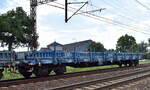 Polnischer Drehgestell-Flachwagen der PKP CARGO S.A. mit der Nr. 31 RIV MC 51 PL-PKPC 3947 763-4 Res-xx in einem Ganzzug am 13.08.25 Höhe Bahnhof Kostrzyn nad Odrą.