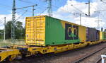 Polnischer Drehgestell-Gelenktaschenwagen vom Einsteller CLIP Intermodal sp. z o.o. mit der Nr. 33 TEN 51 PL-CLIP 4956 128-4 Sdggmrss (GE) in einem KLV-Zug am 04.08.25 Höhe Bahnhof Schönefeld bei Berlin.